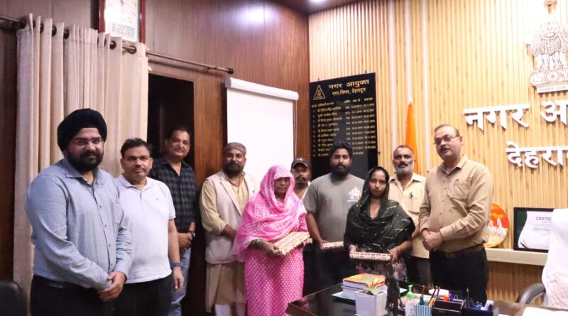 नगर निगम में मृतक आश्रित कोटे के पांच अस्थायी पर्यावरण मित्रों को नियुक्ति पत्र