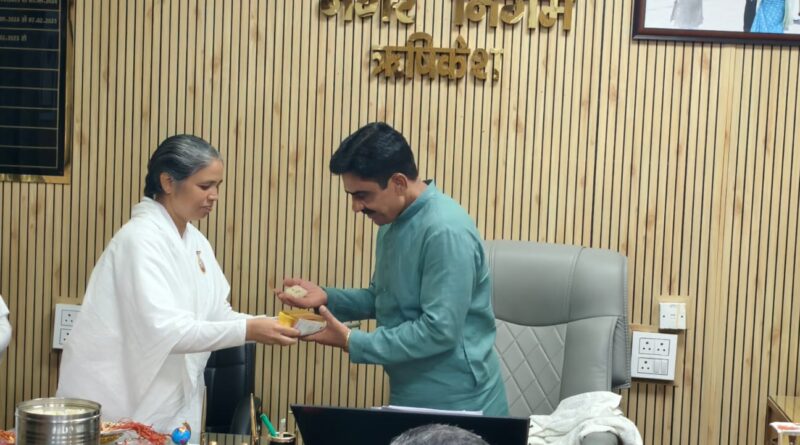 मेयर शंभू पासवान को बांधा रक्षा सूत्र, दिलाई नशामुक्ति और सदाचार की शपथ