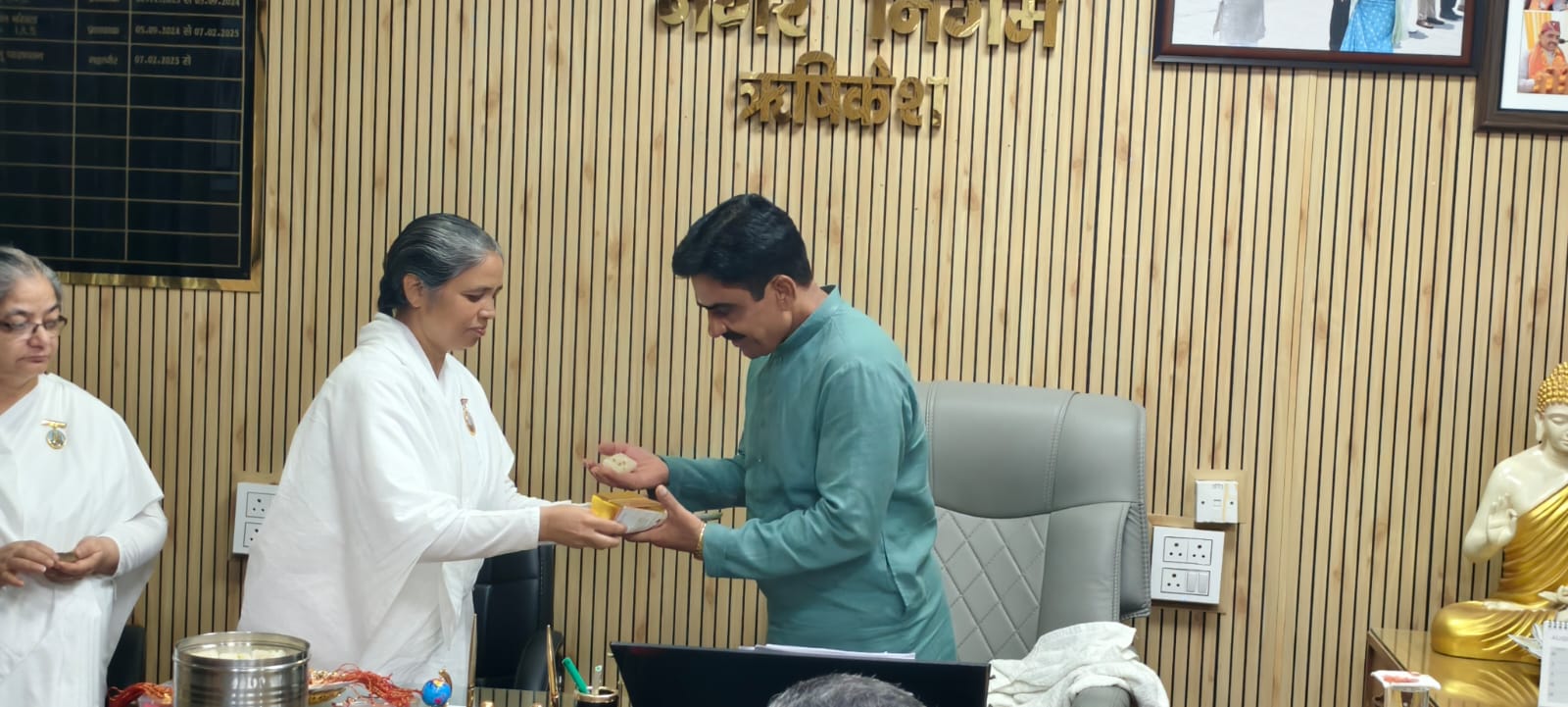 मेयर शंभू पासवान को बांधा रक्षा सूत्र, दिलाई नशामुक्ति और सदाचार की शपथ