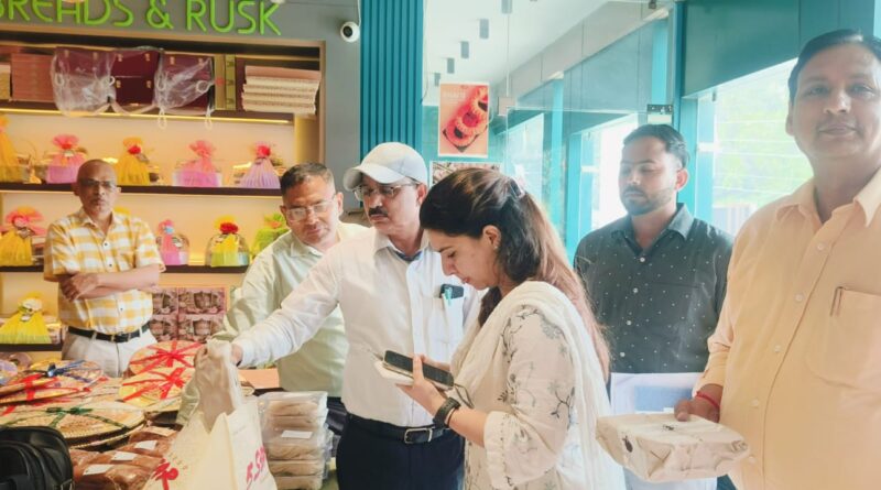 त्योहारी सीजन में मिठाई-डेयरी दुकानों पर प्रशासन का ताबड़तोड़ एक्शन