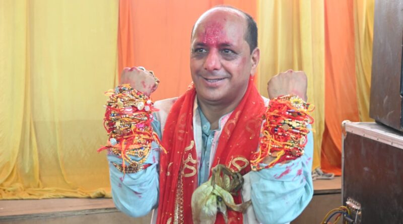 बड़कोट में रक्षाबंधन पर उमड़ा बहनों का सैलाब, मनवीर चौहान को बांधी राखी