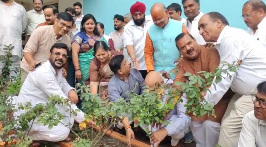 धार्मिक अनुष्ठानों और सेवा कार्यों के साथ मनाया गया भाजपा प्रदेश अध्यक्ष महेंद्र भट्ट का जन्मदिन
