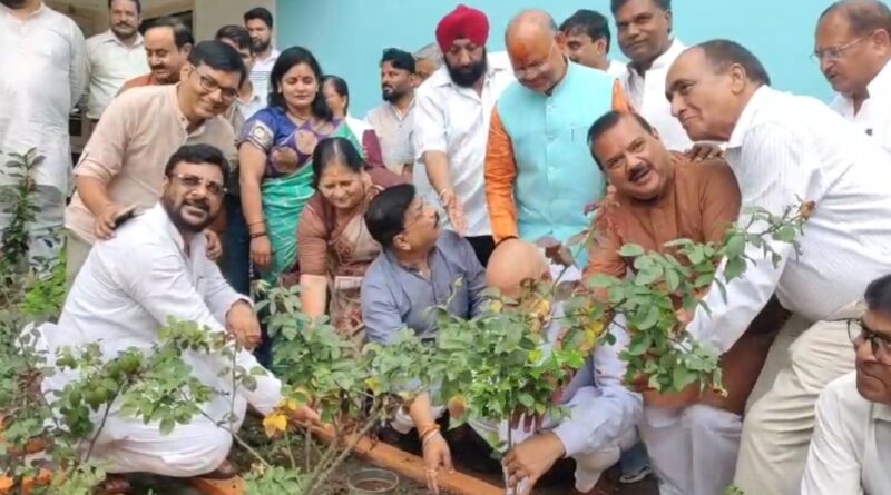 धार्मिक अनुष्ठानों और सेवा कार्यों के साथ मनाया गया भाजपा प्रदेश अध्यक्ष महेंद्र भट्ट का जन्मदिन