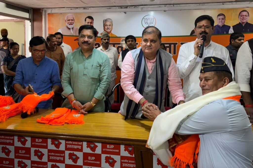 BJP में शामिल हुए सैकड़ों पूर्व सैन्य अधिकारी और विभिन्न दलों के नेता, महेंद्र भट्ट बोले- 2027 में लगेगी जीत की हैट्रिक