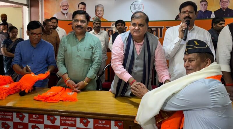 BJP में शामिल हुए सैकड़ों पूर्व सैन्य अधिकारी और विभिन्न दलों के नेता, महेंद्र भट्ट बोले- 2027 में लगेगी जीत की हैट्रिक
