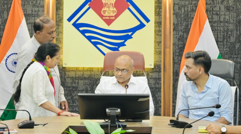 समाधान दिवस में 145 से अधिक फरियादियों की सुनी समस्याएं, लंबित शिकायतों पर आयुक्त सख्त