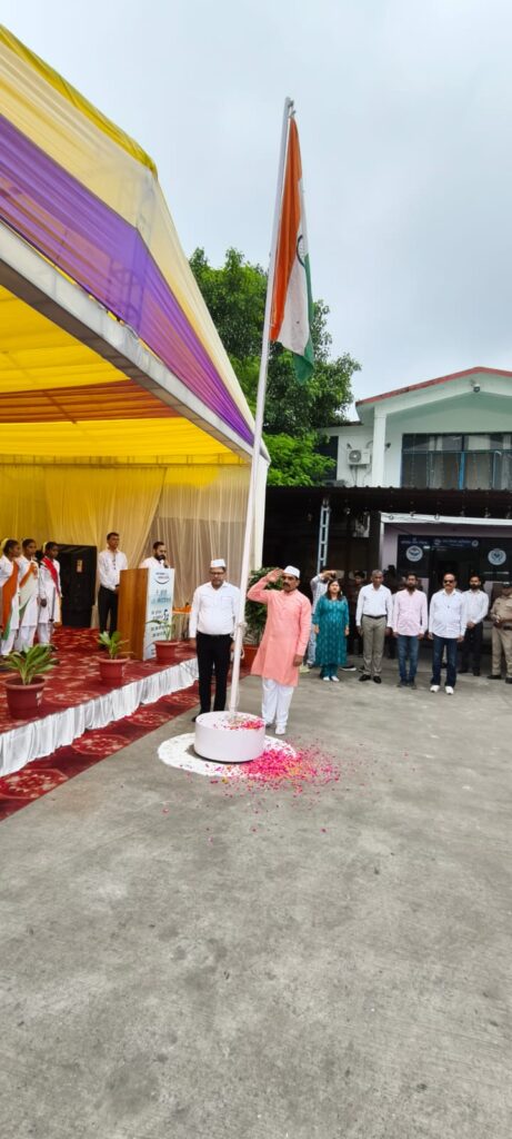 ऋषिकेश नगर निगम में देशभक्ति का जश्न, महापौर शंभू पासवान ने किया ध्वजारोहण ; उत्कृष्ट कर्मियों का सम्मान