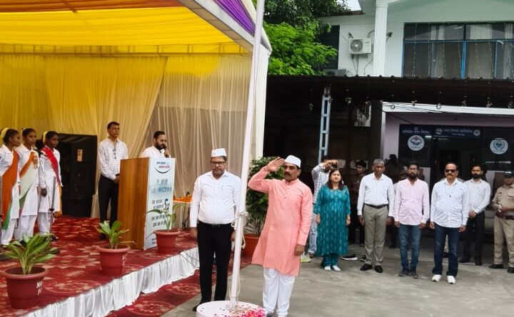 ऋषिकेश नगर निगम में देशभक्ति का जश्न, महापौर शंभू पासवान ने किया ध्वजारोहण ; उत्कृष्ट कर्मियों का सम्मान