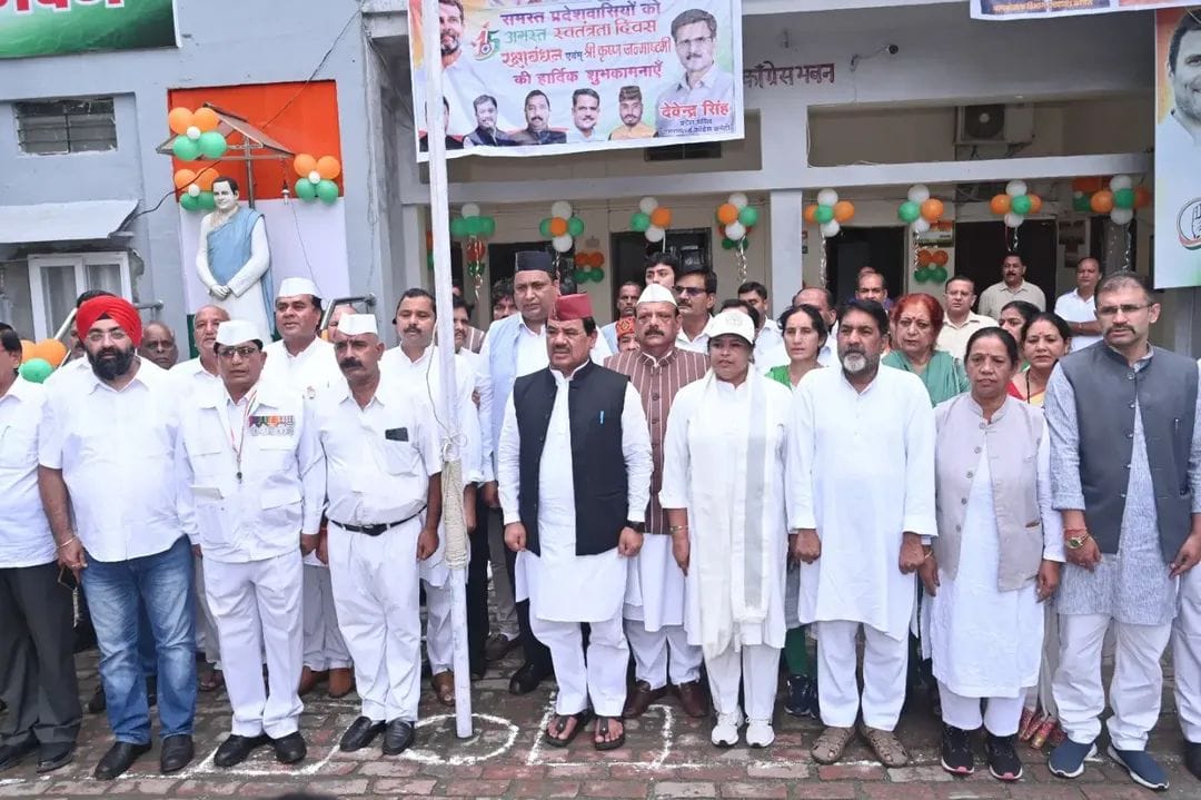 स्वतंत्रता दिवस पर कांग्रेस प्रदेश मुख्यालय में ध्वजारोहण, हरक सिंह रावत ने शहीदों को किया नमन