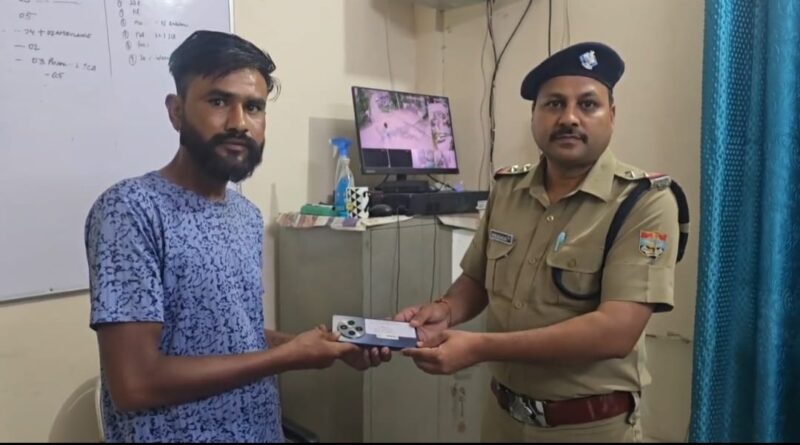 सेलाकुई पुलिस ने लौटाई लोगों के चेहरों पर मुस्कान, CEIR पोर्टल से बरामद किए 17 गुम मोबाइल