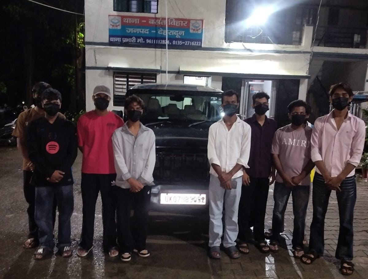 सोशल मीडिया पर वायरल होने का शौक पड़ा भारी, थार की छत पर हुड़दंग करने वाले 8 युवकों पर कार्रवाई