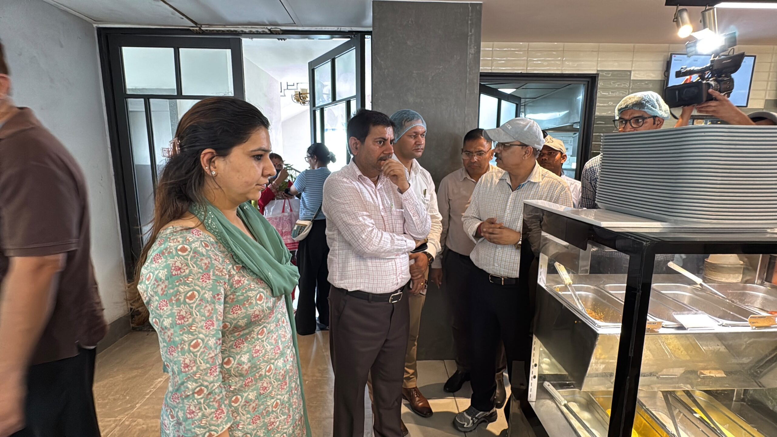 देहरादून में मिलावटखोरों पर प्रशासन का शिकंजा, 21 खाद्य पदार्थों के सैंपल लिए