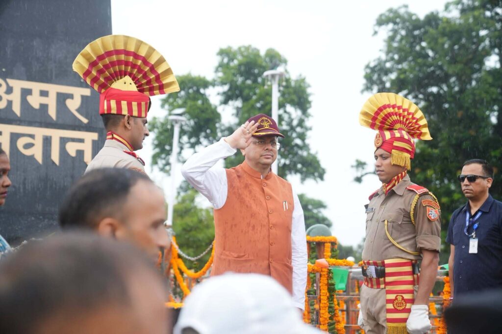 बनबसा में राष्ट्रीय ध्वज और सैनिक स्मारक का लोकार्पण, वीर सैनिकों के शौर्य और बलिदान को नमन