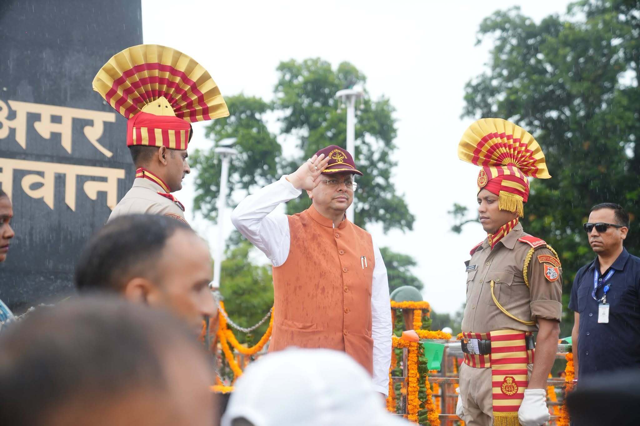 बनबसा में राष्ट्रीय ध्वज और सैनिक स्मारक का लोकार्पण, वीर सैनिकों के शौर्य और बलिदान को नमन