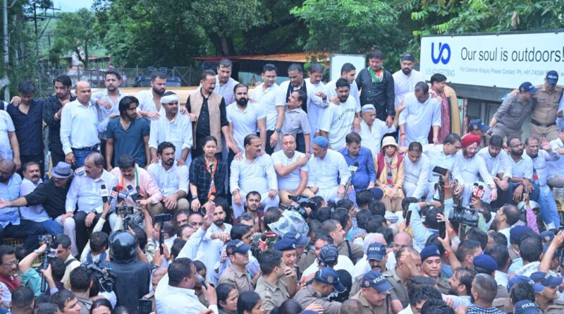 हल्द्वानी ‘शुद्धिकरण’ विवाद पर कांग्रेस का हल्ला बोल, मुख्यमंत्री आवास कूच में उमड़ा जनसैलाब