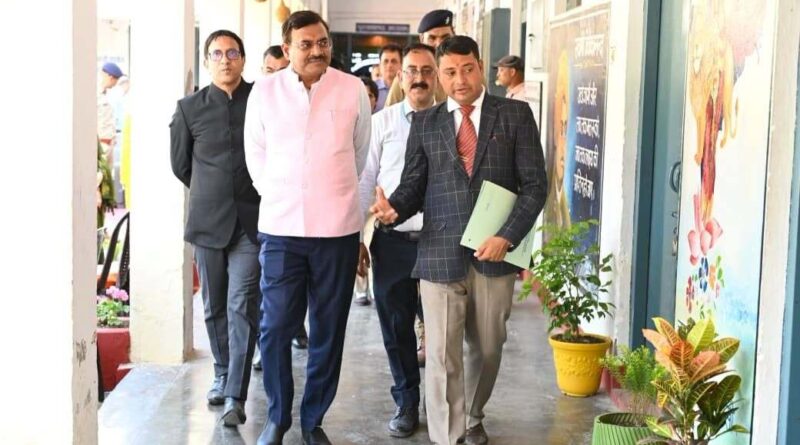 मुख्य सचिव आनंद बर्द्धन ने चिन्यालीसौड़ हवाई पट्टी का किया निरीक्षण, सीमांत क्षेत्र की व्यवस्थाओं का लिया जायजा