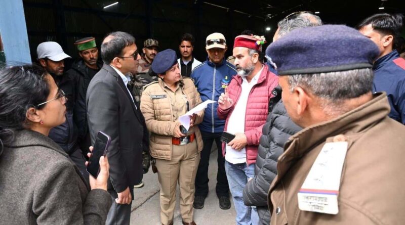 हाई हिमालयी क्षेत्र में फंसे ट्रेकर्स के रेस्क्यू पर प्रशासन अलर्ट, हर्षिल पहुंचे डीएम
