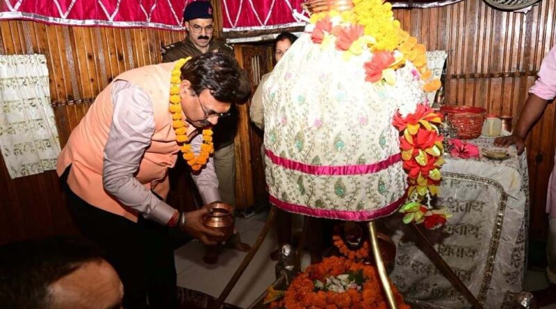 गंगोत्री धाम पहुंचे मुख्य सचिव आनंद बर्द्धन, श्रद्धालुओं की सुविधा और सुरक्षा व्यवस्था का लिया जायजा