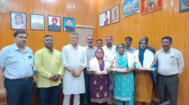नालापानी चौक पर साहस की मिसाल बनीं तीन सफाई कर्मचारी, नगर निगम ने किया सम्मानित