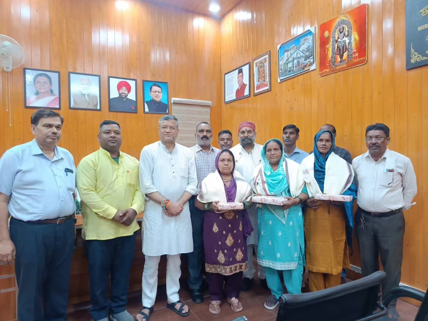 नालापानी चौक पर साहस की मिसाल बनीं तीन सफाई कर्मचारी, नगर निगम ने किया सम्मानित