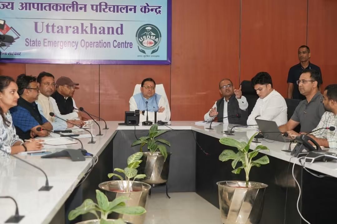हाई एल्टीट्यूड ट्रेकिंग में फंसे ट्रेकर्स को लेकर CM धामी का एक्शन, 8 हेलीकॉप्टर तैनात
