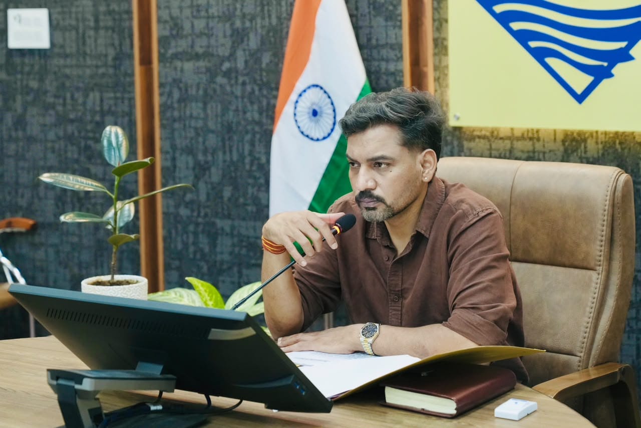 सड़क पर आवारा पशु दिखे तो होगी कार्रवाई! डीएम ने दिए सख्त निर्देश