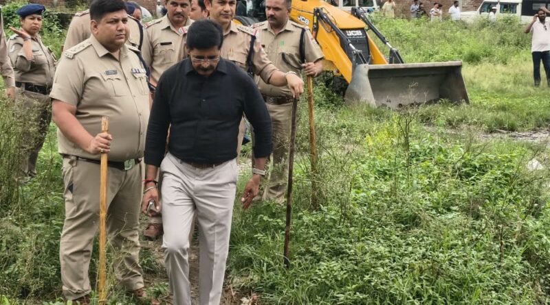 सहसपुर में ड्रग्स माफियाओं पर चला बुलडोजर, अवैध निर्माण जमींदोज