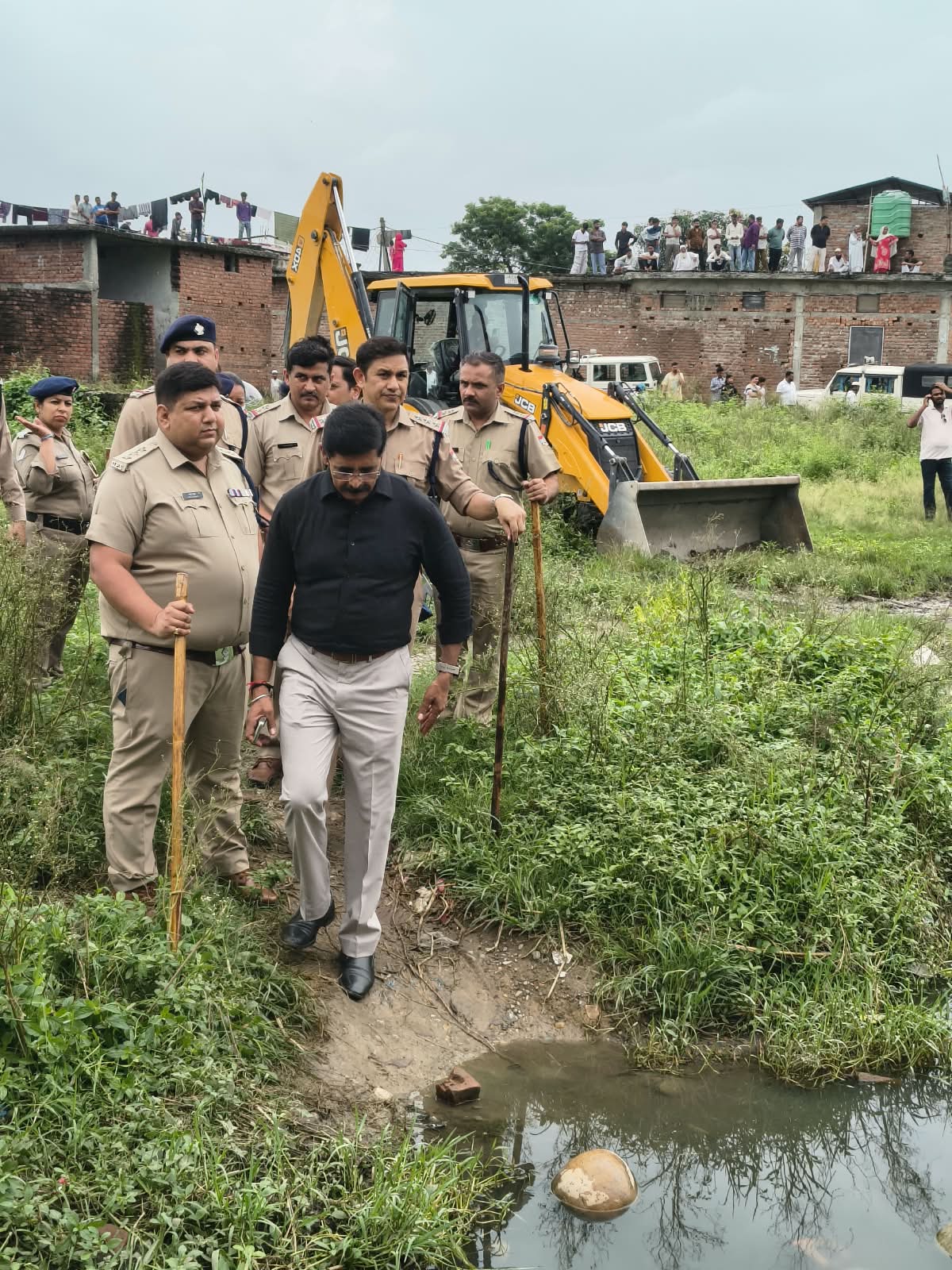सहसपुर में ड्रग्स माफियाओं पर चला बुलडोजर, अवैध निर्माण जमींदोज
