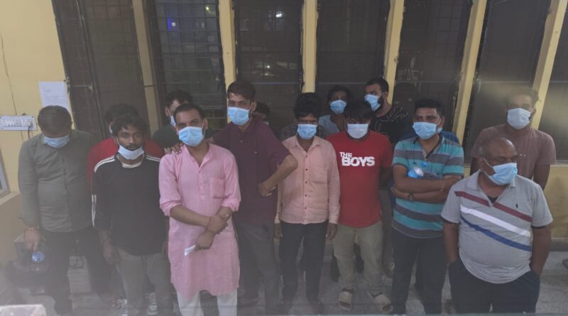 सड़क किनारे शराब पीने वालों पर दून पुलिस का शिकंजा, 20 शराबी हिरासत में