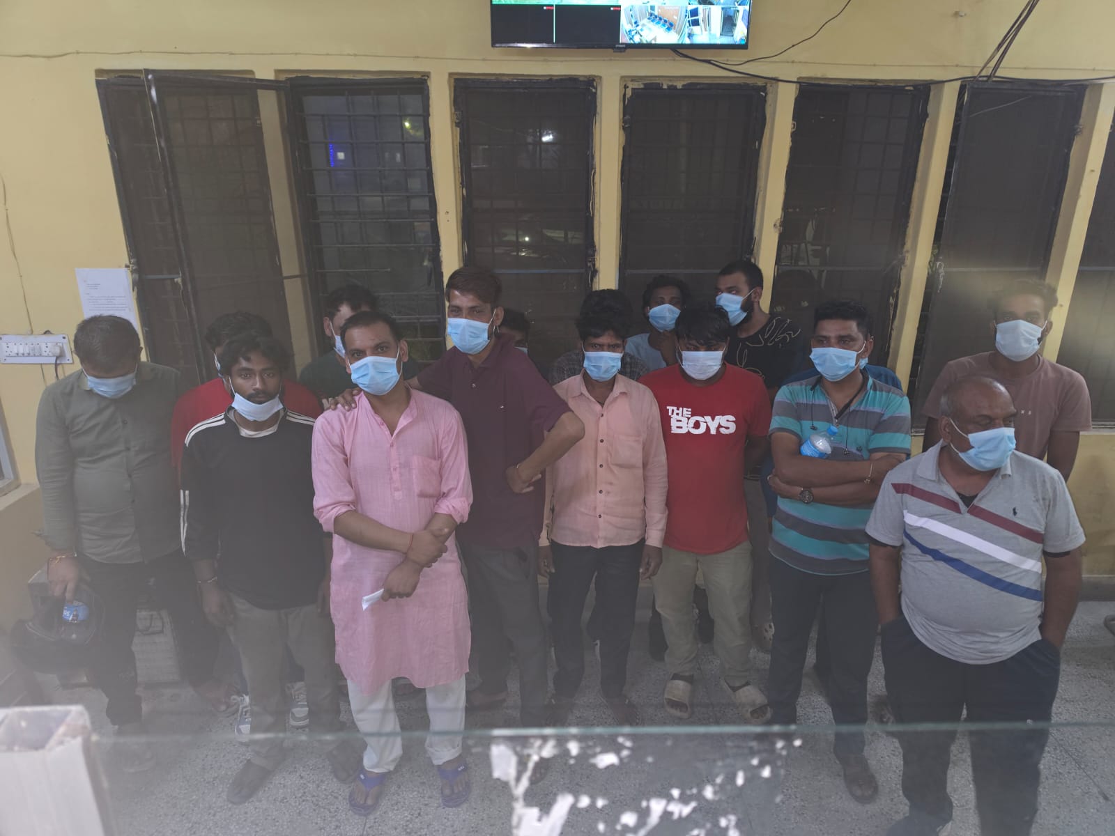 सड़क किनारे शराब पीने वालों पर दून पुलिस का शिकंजा, 20 शराबी हिरासत में