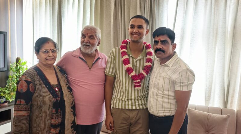 भारतीय सेना में लेफ्टिनेंट बने यश उप्पल, ऋषिकेश का बढ़ाया गौरव , मेयर शंभू पासवान ने आवास पहुंचकर दी बधाई