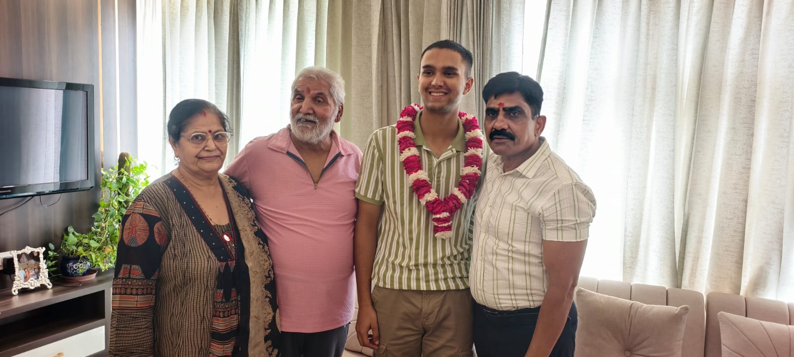 भारतीय सेना में लेफ्टिनेंट बने यश उप्पल, ऋषिकेश का बढ़ाया गौरव , मेयर शंभू पासवान ने आवास पहुंचकर दी बधाई