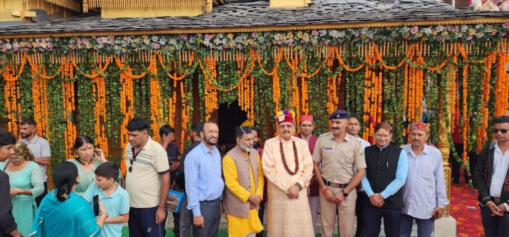 सतपाल महाराज पहुंचे सिरमौर के पश्मी गांव, चालदा महासू महाराज के किए दर्शन