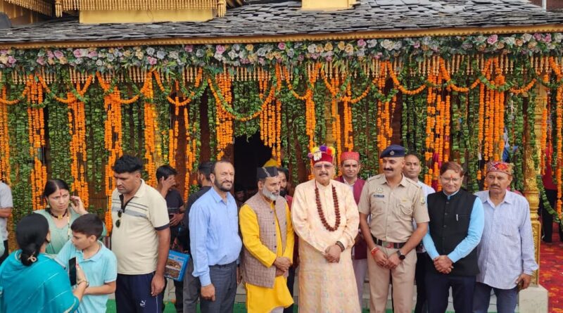 सतपाल महाराज पहुंचे सिरमौर के पश्मी गांव, चालदा महासू महाराज के किए दर्शन