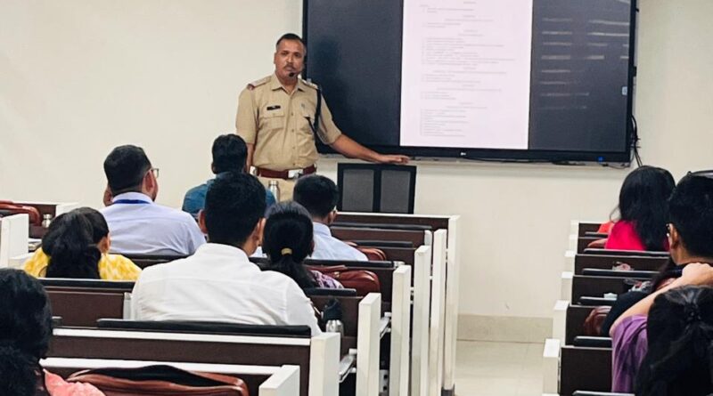 साइबर अपराधों से बचाव के लिए चली दून पुलिस की पाठशाला, प्रशिक्षणाधीन प्रशिक्षुओं को किया जागरूक