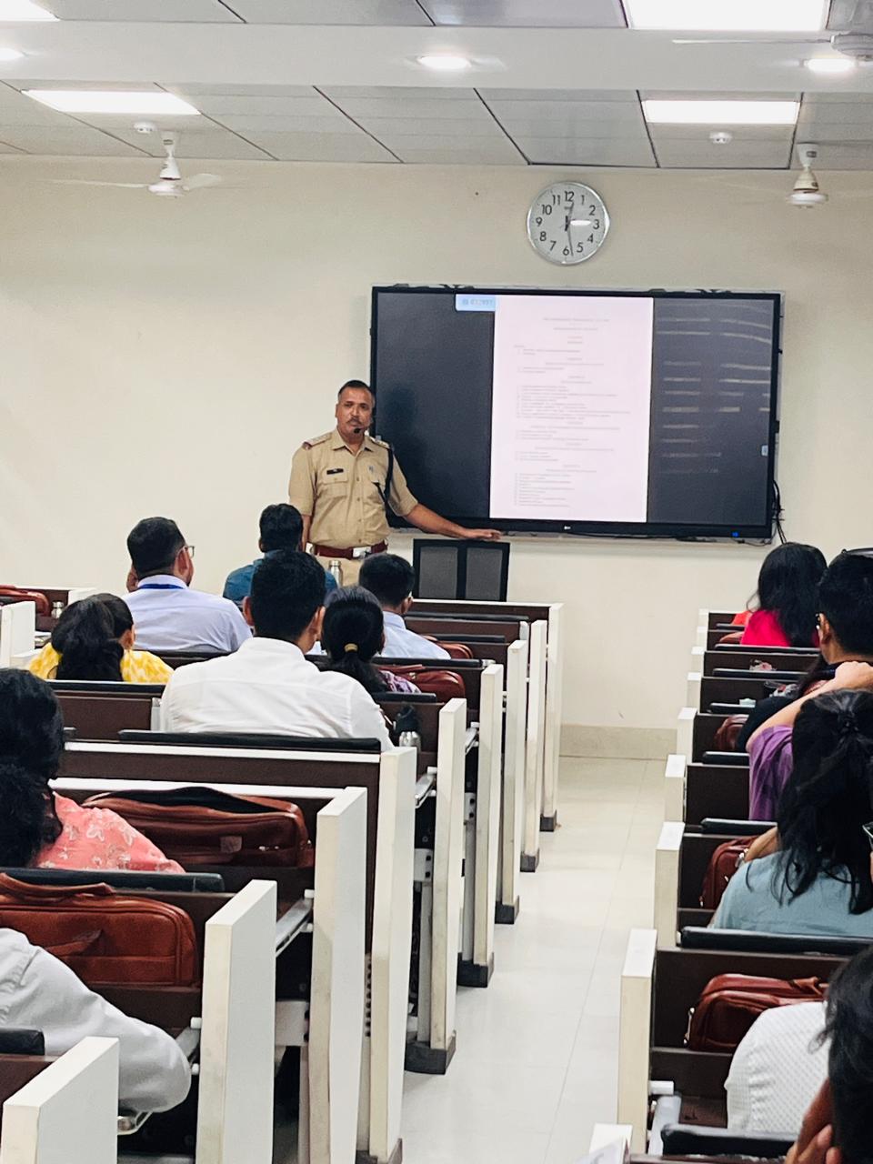साइबर अपराधों से बचाव के लिए चली दून पुलिस की पाठशाला, प्रशिक्षणाधीन प्रशिक्षुओं को किया जागरूक