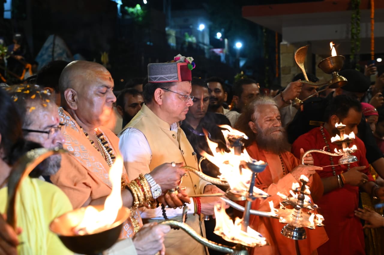 आशीर्वाद का दीया’ कार्यक्रम के तहत यमुना तट पर 2100 दीप प्रज्वलित,पुष्कर सिंह धामी ने साधु-संतों, श्रद्धालुओं और स्थानीय लोगों के साथ मां यमुना की आरती में हिस्सा लिया।