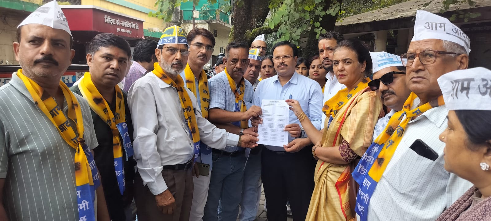 नियो मेट्रो के नाम पर खर्च 80-90 करोड़ का हिसाब मांगा, AAP ने राज्यपाल को सौंपा ज्ञापन