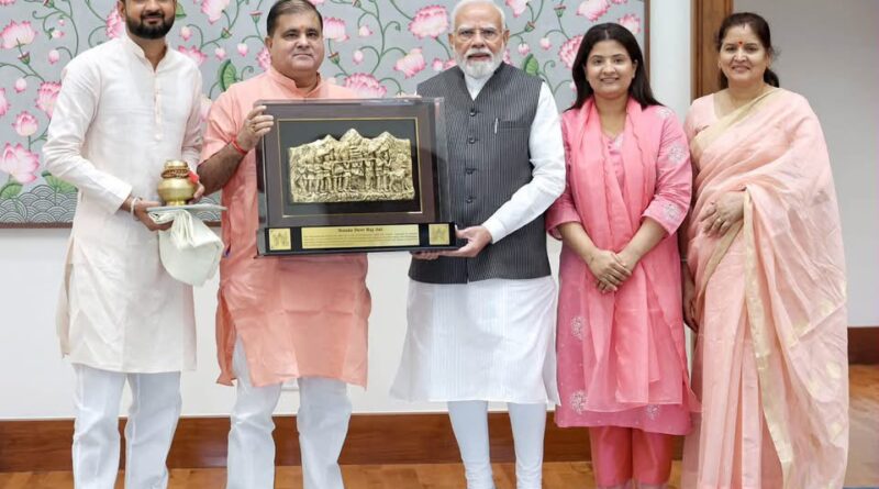 PM मोदी से मिले महेंद्र भट्ट, बेटे की शादी का दिया निमंत्रण