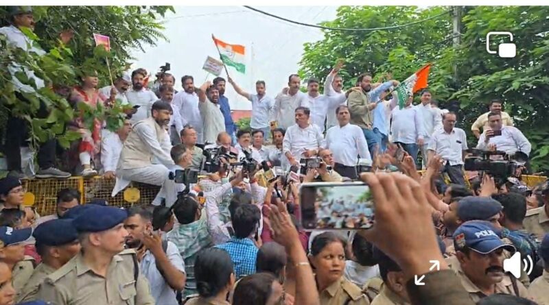 हल्द्वानी ‘शुद्धिकरण’ विवाद पर कांग्रेस का हल्ला बोल, देहरादून में सचिवालय घेराव; पुलिस से धक्का-मुक्की के बाद नेता-कार्यकर्ता हिरासत में