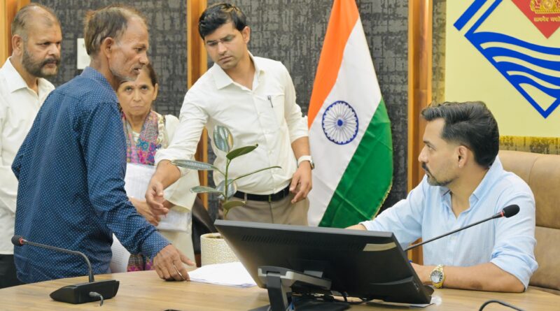समाधान दिवस में 120 शिकायतें दर्ज, डीएम ने अधिकारियों को दिए त्वरित कार्रवाई के निर्देश