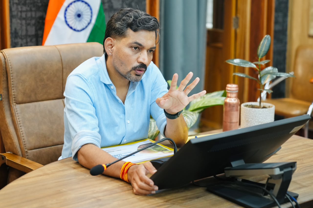 जल जीवन मिशन की लंबित योजनाओं को सर्वोच्च प्राथमिकता से पूरा करें: डीएम