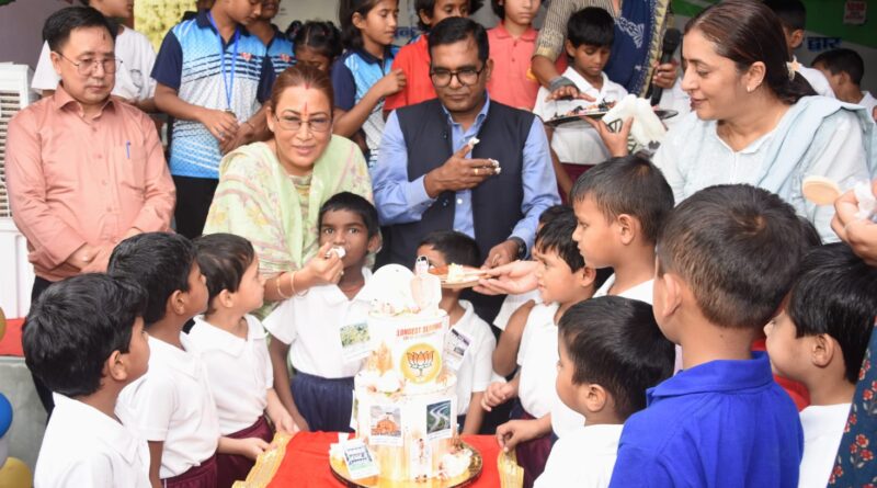 राजकीय शिशु सदन के बच्चों के साथ रेखा आर्या ने मनाया सीएम धामी का जन्मदिन, बच्चों ने की ‘मामा’ के दीर्घायु जीवन की कामना