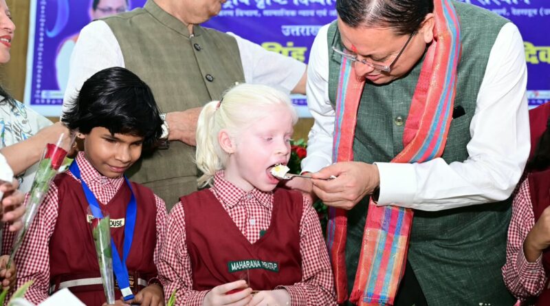 दिव्यांग बच्चों के बीच सीएम धामी ने मनाया जन्मदिन, बच्चों के साथ काटा केक