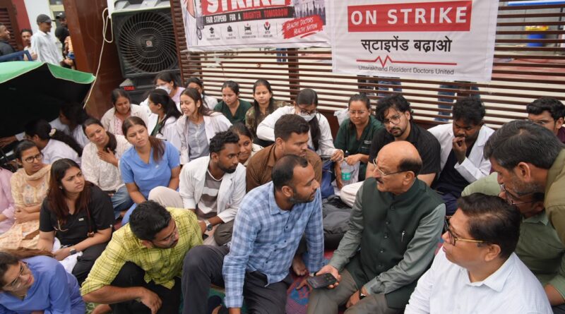 दून अस्पताल पहुंचे स्वास्थ्य मंत्री सुबोध उनियाल, स्टाइपेंड बढ़ाने का दिया भरोसा; डॉक्टरों ने स्थगित किया धरना