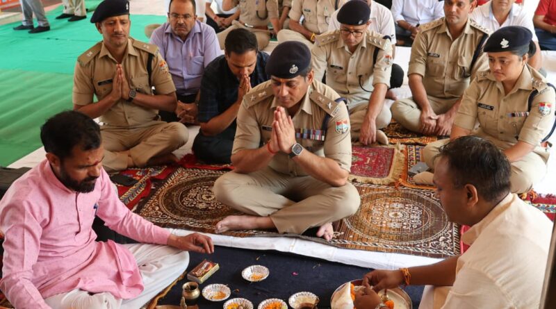 विश्वकर्मा जयंती पर एसएसपी ने पुलिस लाइन में की पूजा-अर्चना