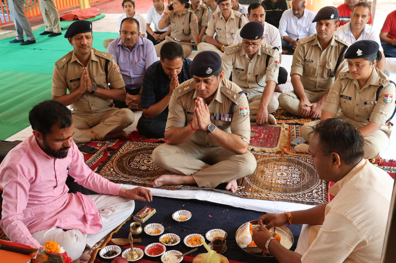 विश्वकर्मा जयंती पर एसएसपी ने पुलिस लाइन में की पूजा-अर्चना