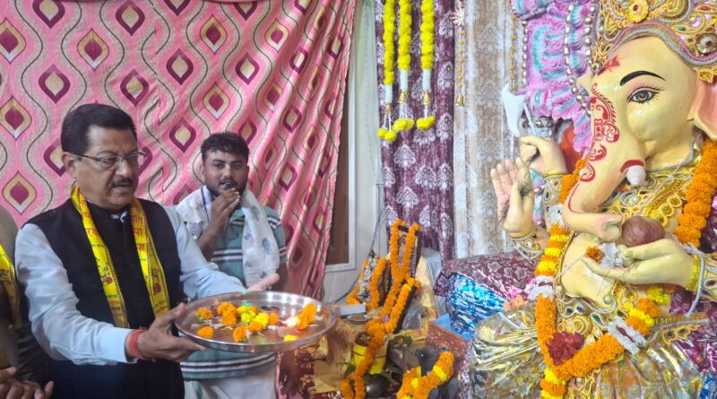 डीएल रोड में गणपति उत्सव की धूम, कांग्रेस उपाध्यक्ष धस्माना ने की भगवान गणेश की आरती