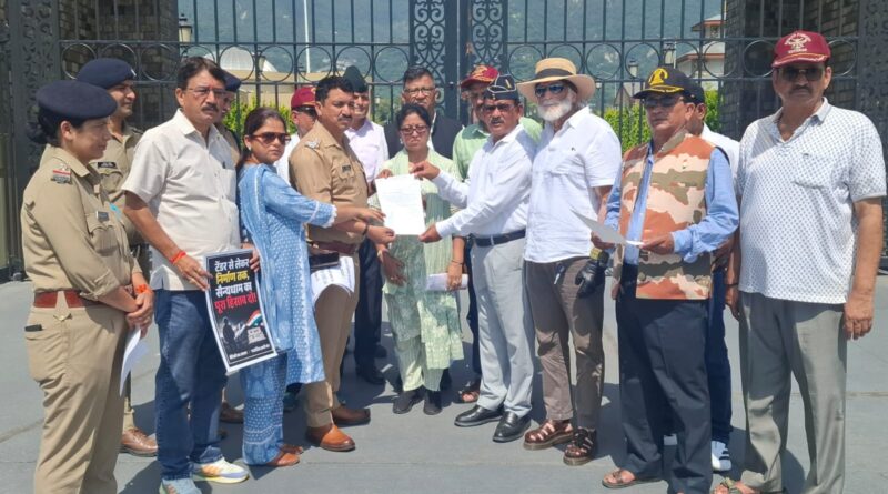 सैन्यधाम के हिसाब को लेकर पूर्व सैनिक विभाग का धरना, परियोजना की स्वतंत्र जांच की मांग