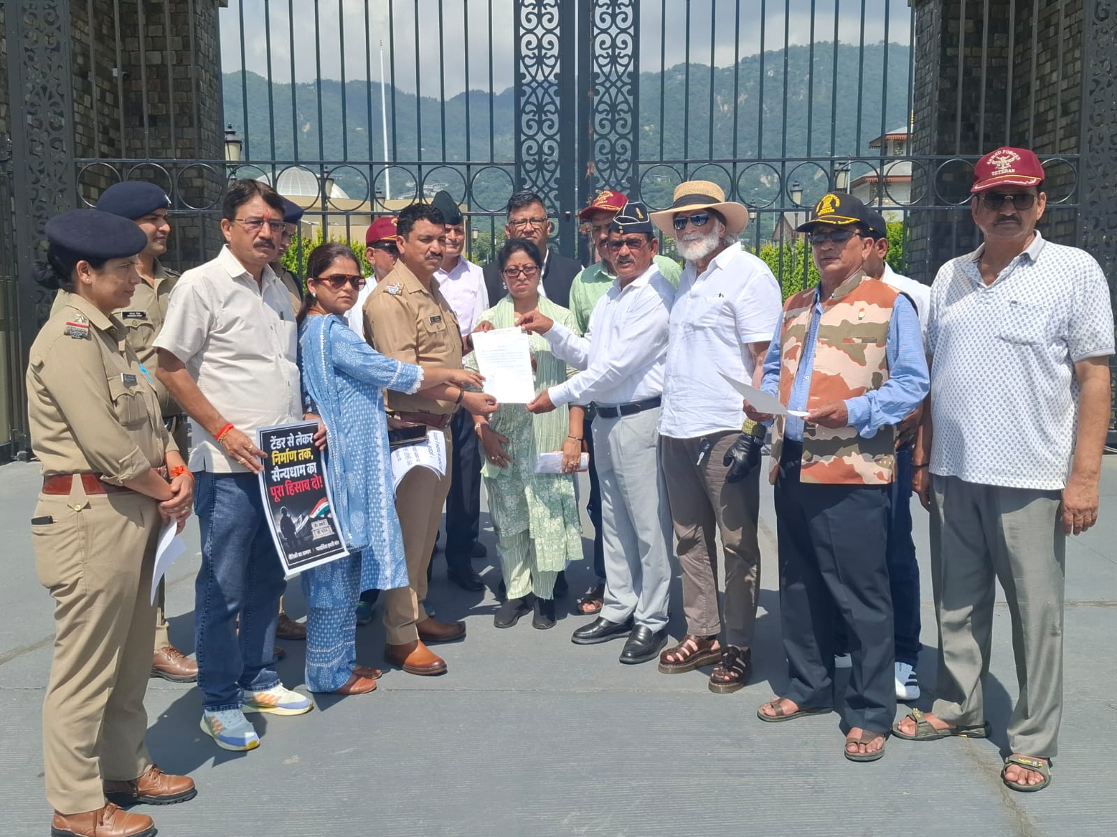 सैन्यधाम के हिसाब को लेकर पूर्व सैनिक विभाग का धरना, परियोजना की स्वतंत्र जांच की मांग